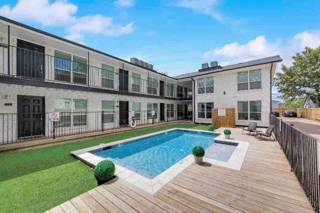 City Outside & Tranquility Inside Apartment Dallas Exterior photo